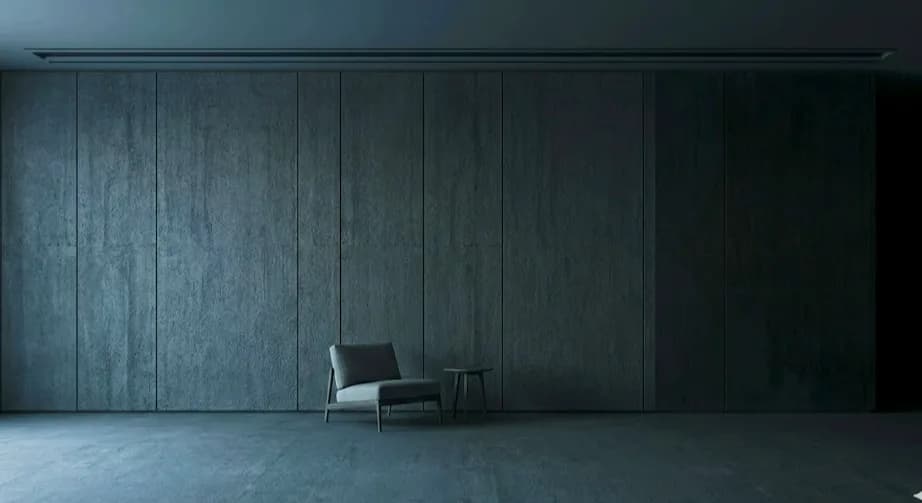 LED hattı kapalıyken loş, beton duvarlı bir salon